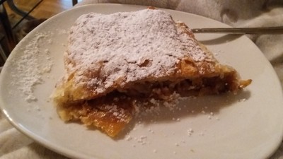 Omis Apfeltopfenstrudel Rezept